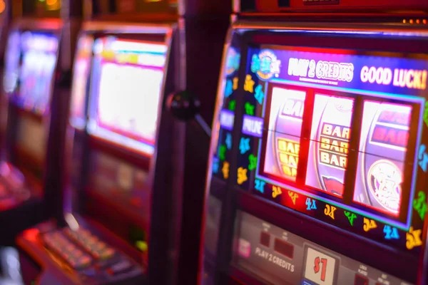 Real-time chat and dealer interaction harumtoto live dealer game chat and player interaction features